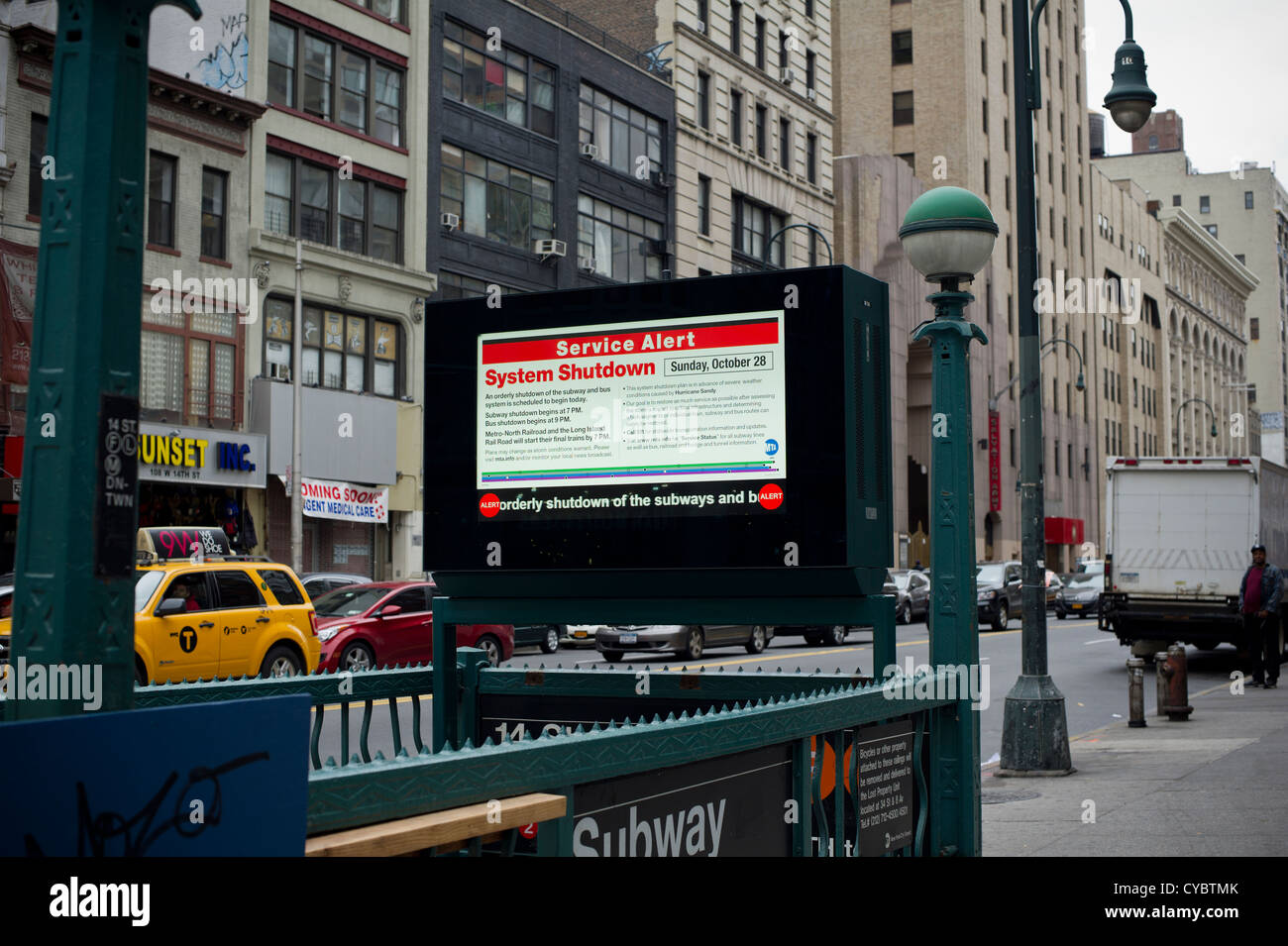 Un'entrata della metropolitana informazioni display avverte della imminente arresto del sistema di transito a causa dell uragano Sandy, NY Foto Stock