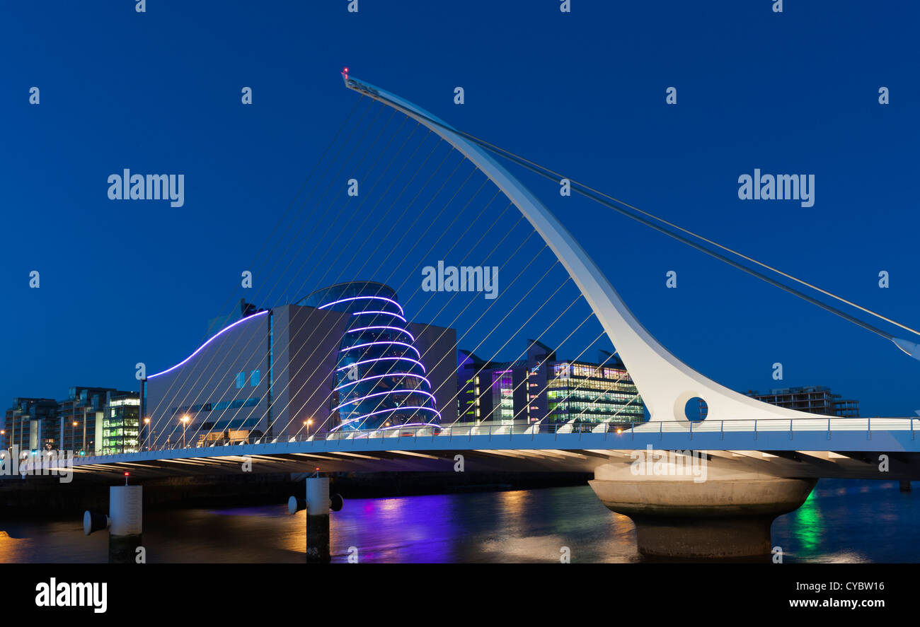 Dublino - La Samuel Beckett ponte sopra il fiume Liffey, Dublino che mostra il National Convention Center in background Foto Stock