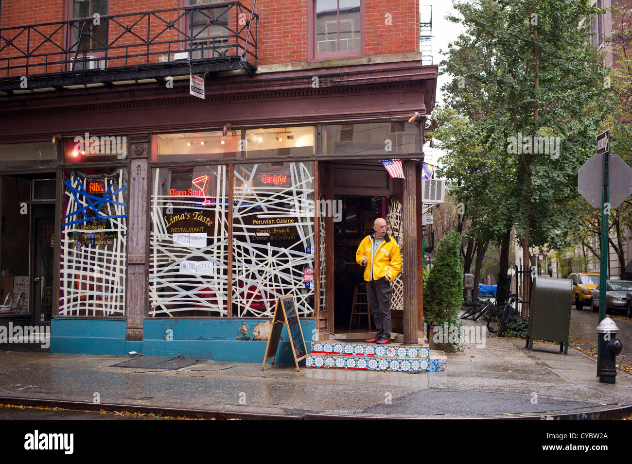 Un ristorante di segni annunciano si è aperto oggi, che serve solo bevande, visto nel Greenwich Village quartiere di New York Foto Stock