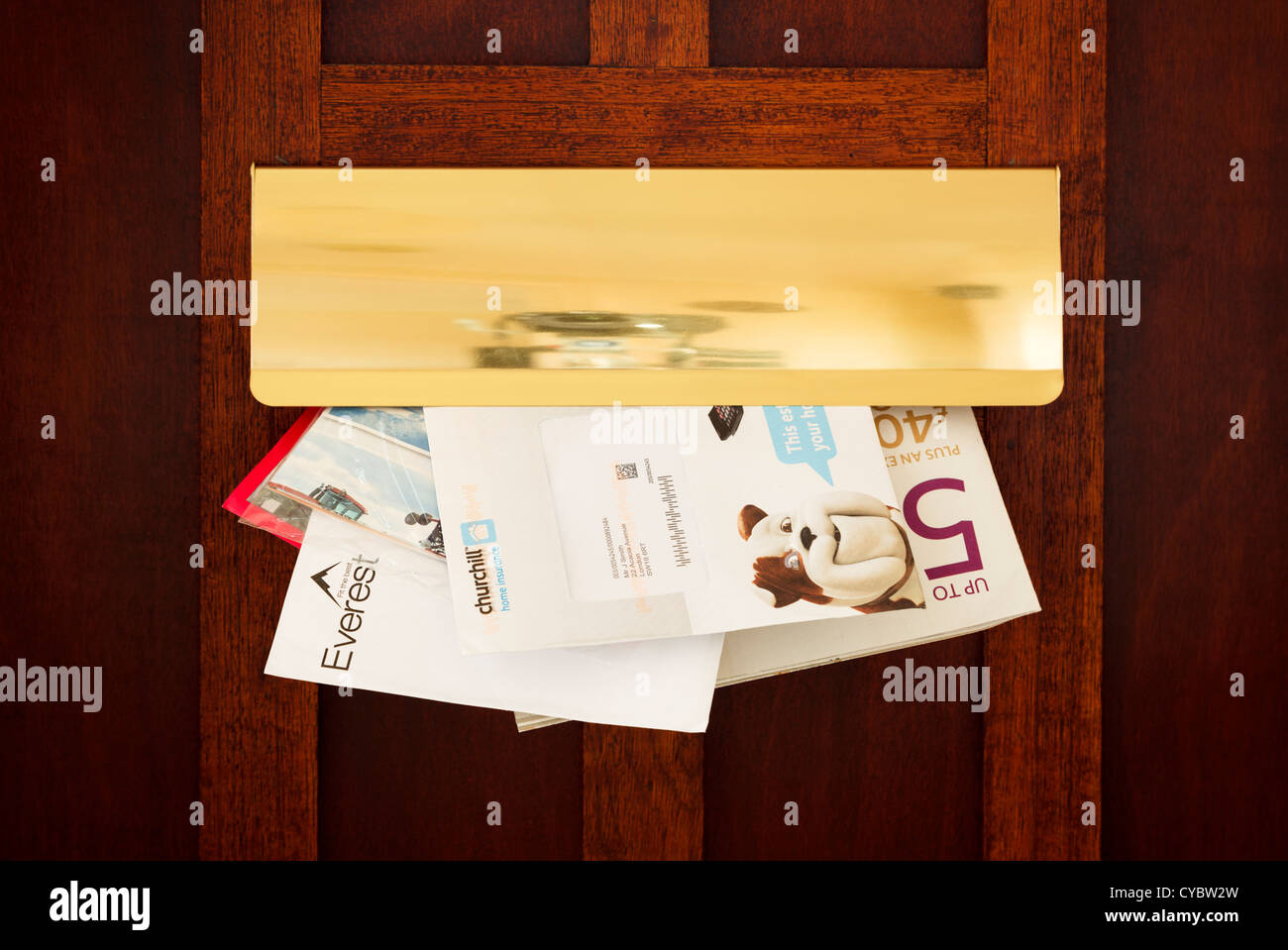 Lettere e posta indesiderata proveniente tramite un letter box, Regno Unito - dettagli modificati per la sicurezza Foto Stock