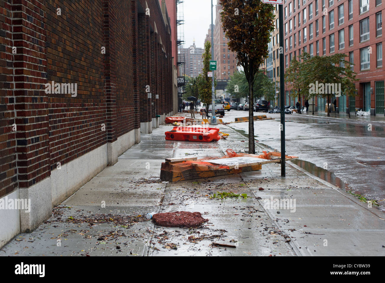 La presenza di detriti nel New York quartiere di Chelsea dai forti venti di uragano è di sabbia Foto Stock