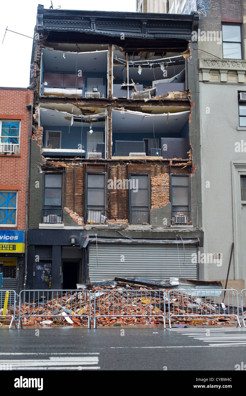 La facciata di un edificio nel quartiere di Chelsea di New York si è strappato durante l uragano Sandy Foto Stock