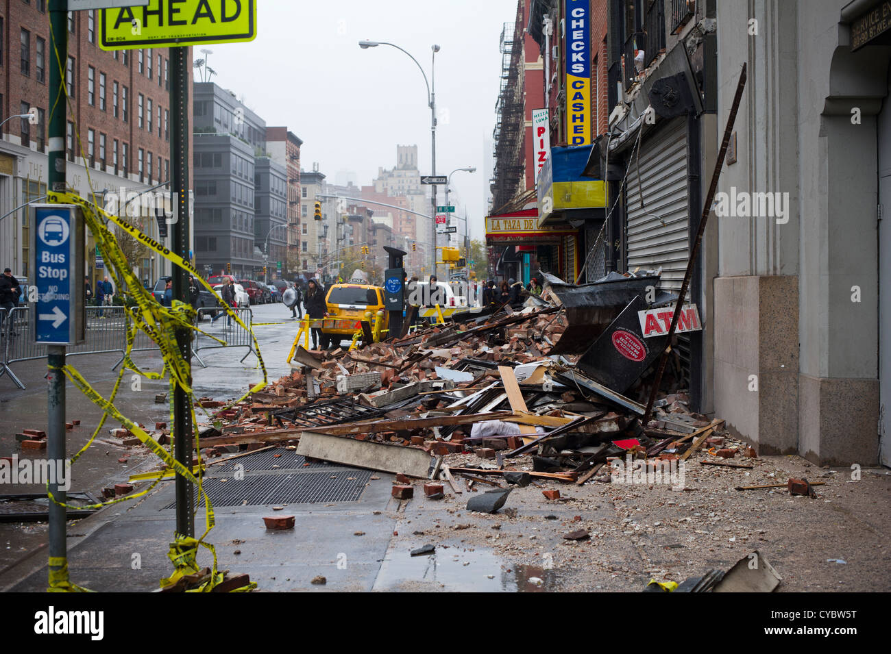 I detriti dal crollo di una facciata di un edificio a Chelsea strappato durante l uragano Sandy Foto Stock