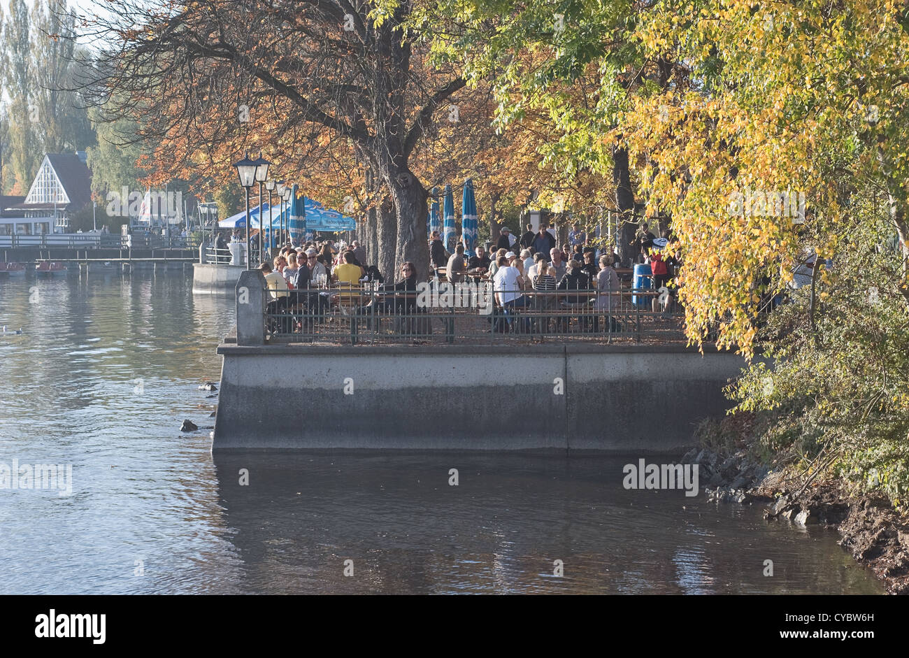 Giardino della birra sul lago Ammer in Germania Foto Stock