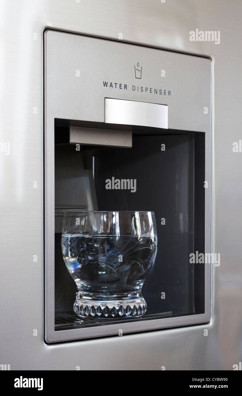 Erogatore di acqua su un moderno frigorifero / congelatore Foto Stock