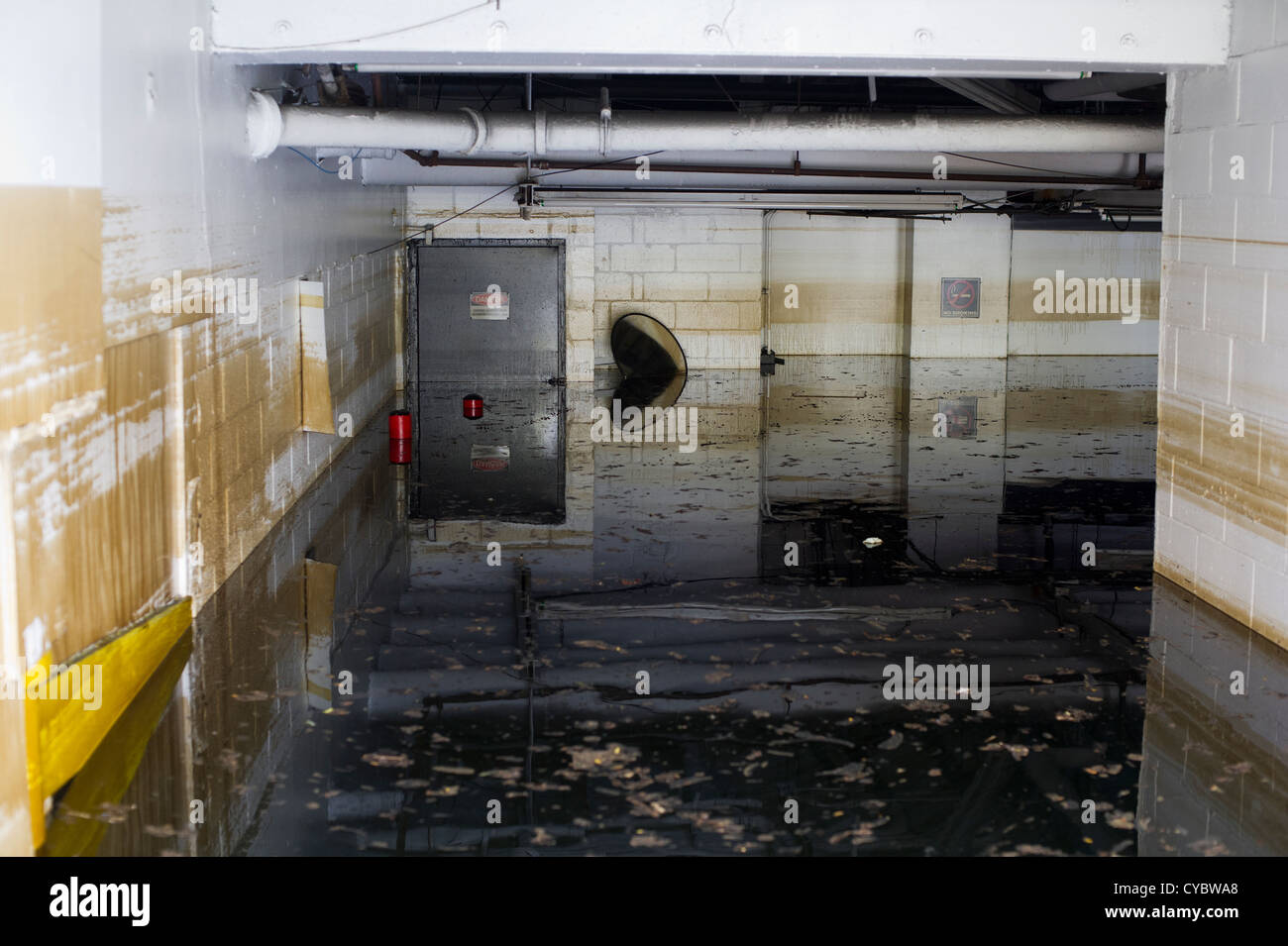Un garage per il parcheggio è visto completamente sommerso a causa di inondazioni dall uragano Sandy in New York Foto Stock