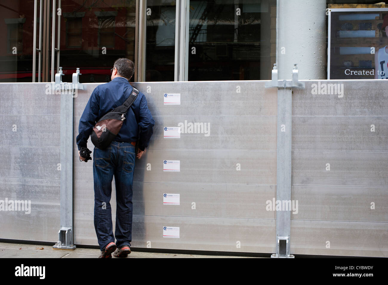 Una barriera utilizzata per proteggere un edificio da danni causati dalle inondazioni visto nel quartiere di Soho a New York Foto Stock