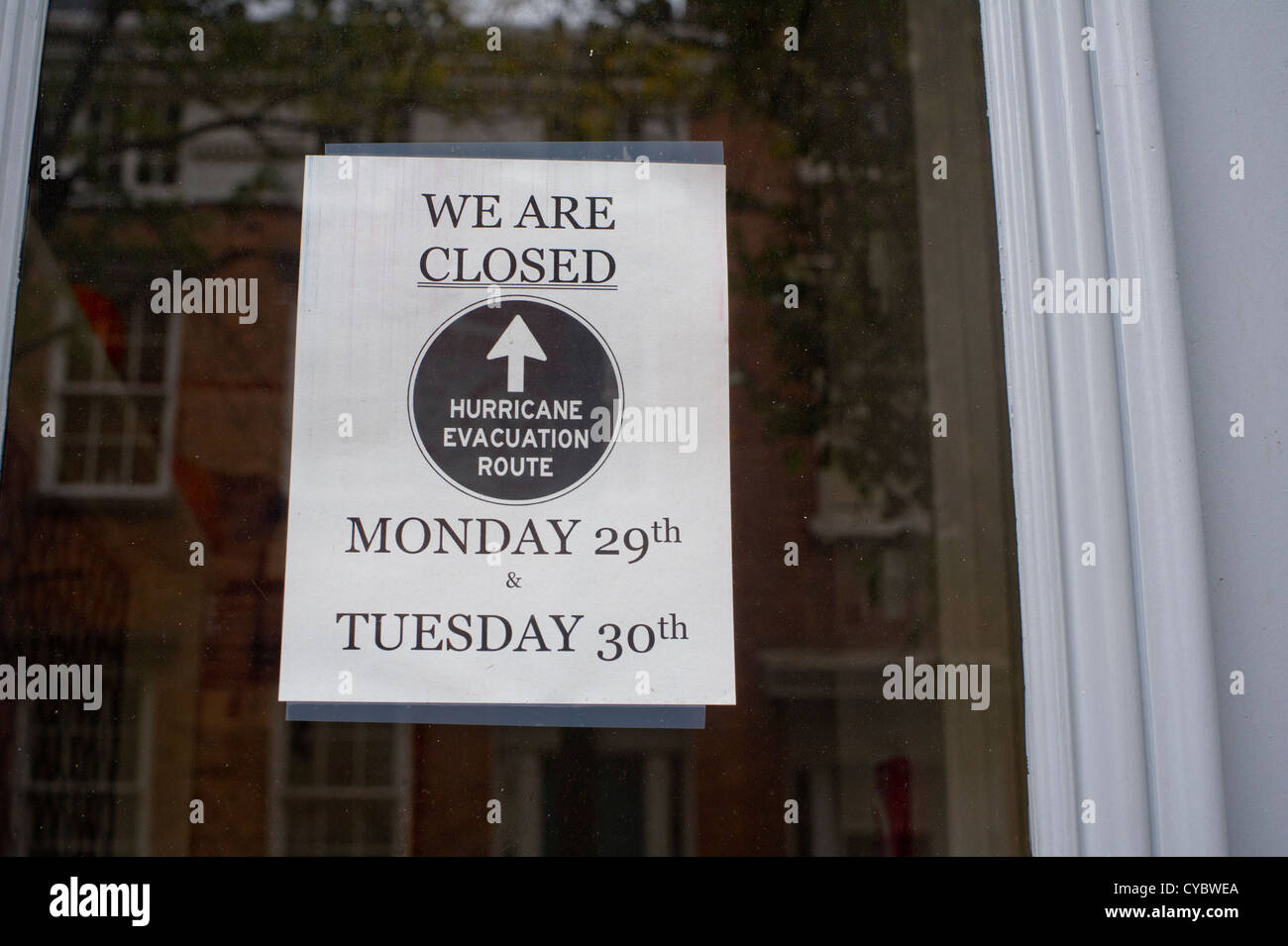 Un segno di chiusura inviato presso un ristorante chiuso, nella New York quartiere di Greenwich Village dopo l uragano Sandy Foto Stock