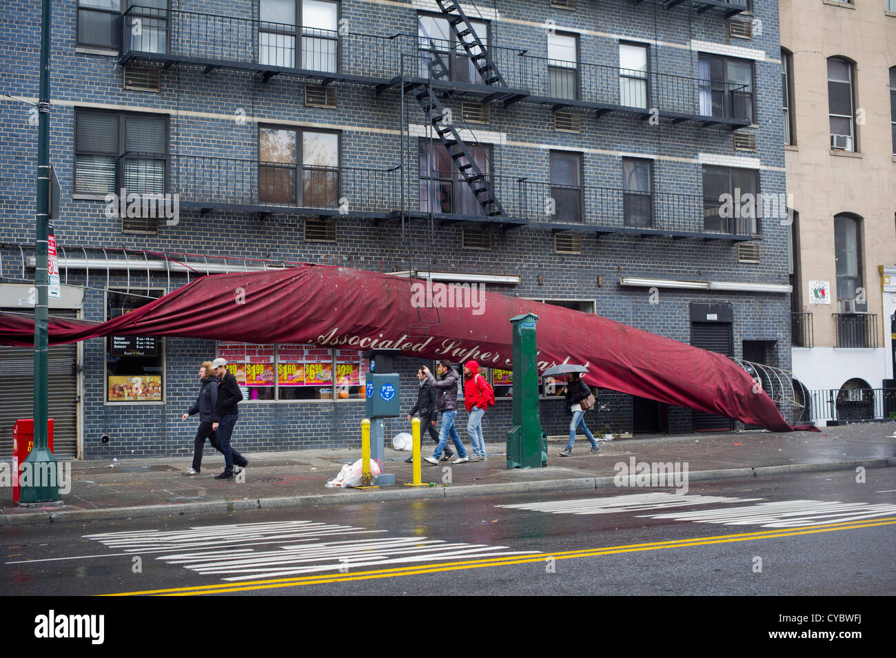 Un tendone danneggiato dall' uragano Sandy visto nel quartiere di Chelsea di New York Foto Stock