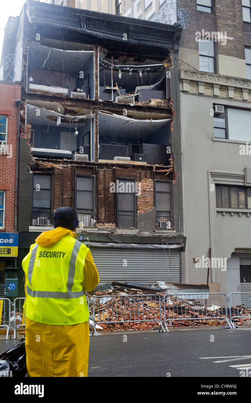 La facciata di un edificio a Chelsea si è strappato durante l uragano Sandy Foto Stock