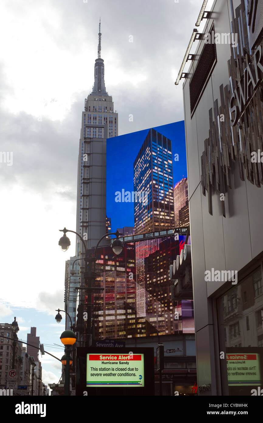 Un segno informa i viaggiatori dell'arresto del New York City metropolitana sistema vicino alla Stazione Penn di New York Foto Stock