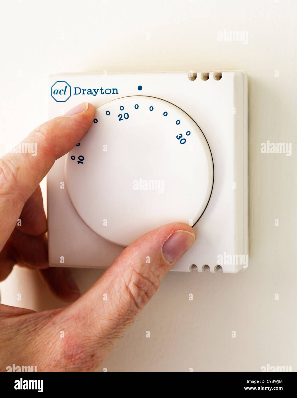 Girando a mano il riscaldamento del termostato Foto Stock