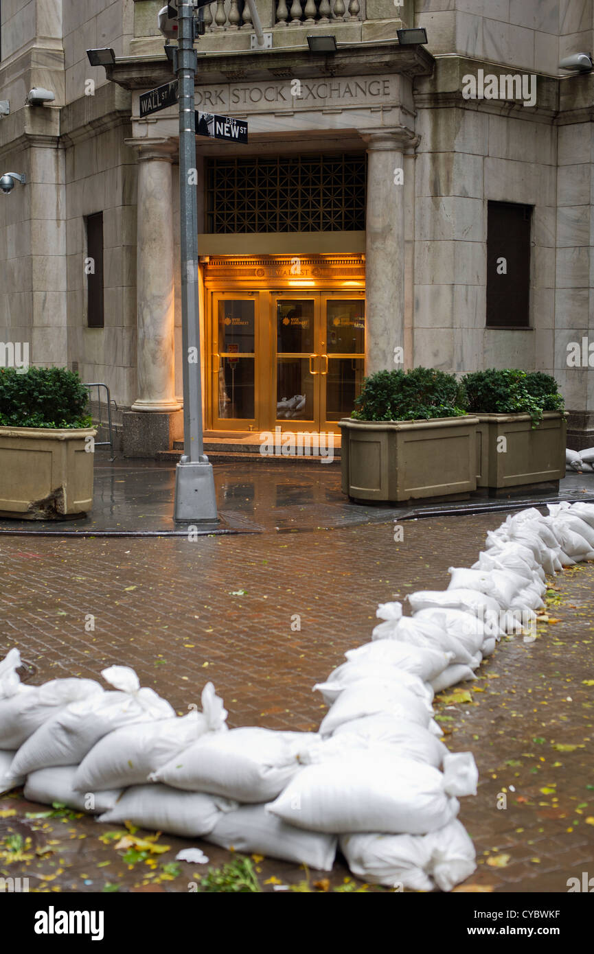 I contrappesi sono usati per proteggere l'ingresso al chiuso New York Stock Exchange di New York Foto Stock