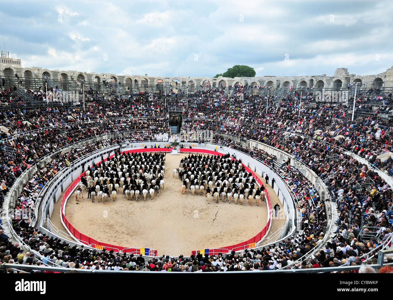 Arles sacerdote benedizione l'apertura del cinquecentesimo anno Fete des mandriani o Festival del Herdesmen, in Arles Arena, Arle, Provenza, sud della Francia Foto Stock