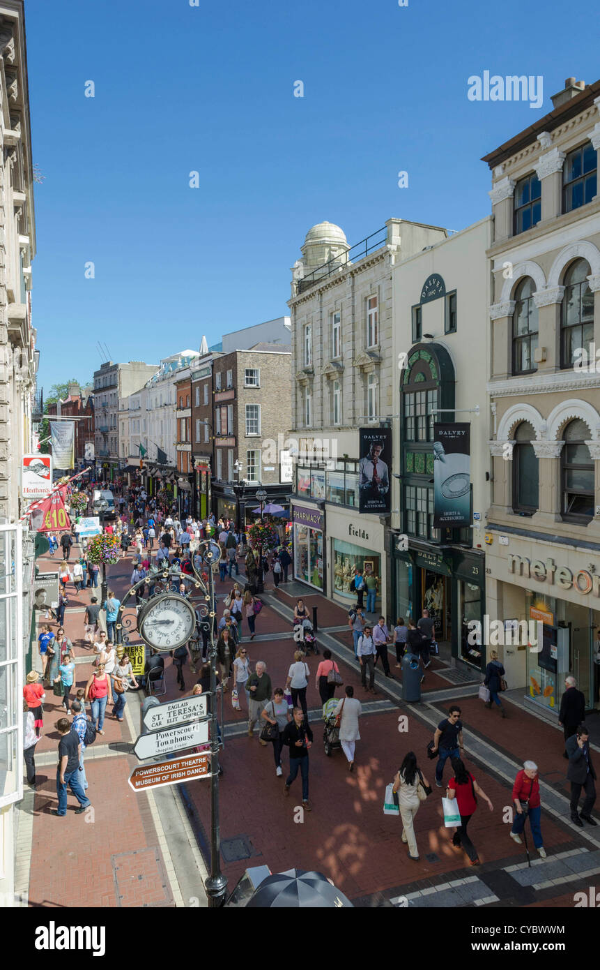 Gli amanti dello shopping fanno shopping in Grafton Street, città di Dublino - una delle strade più alla moda, l'Irlanda in estate Foto Stock