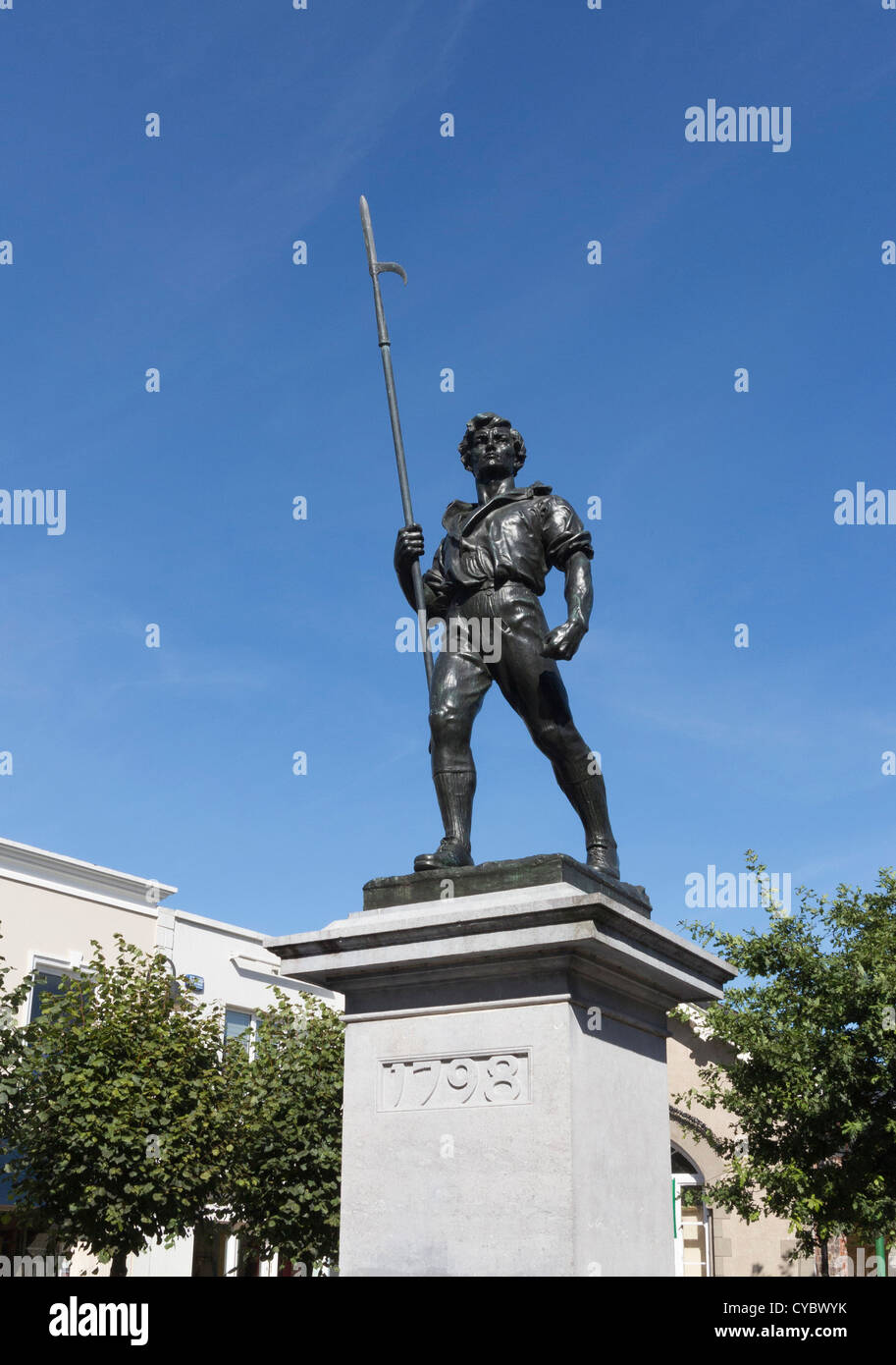 Pikeman statua commemora il 1798 Irish ribellione nella corrida Square nella città di Wexford, Irlanda Foto Stock