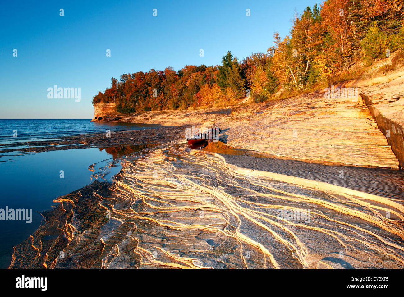 I kayak e le creste di arenaria presso il Pictured Rocks National Lakeshore, Michigan, Stati Uniti d'America Foto Stock