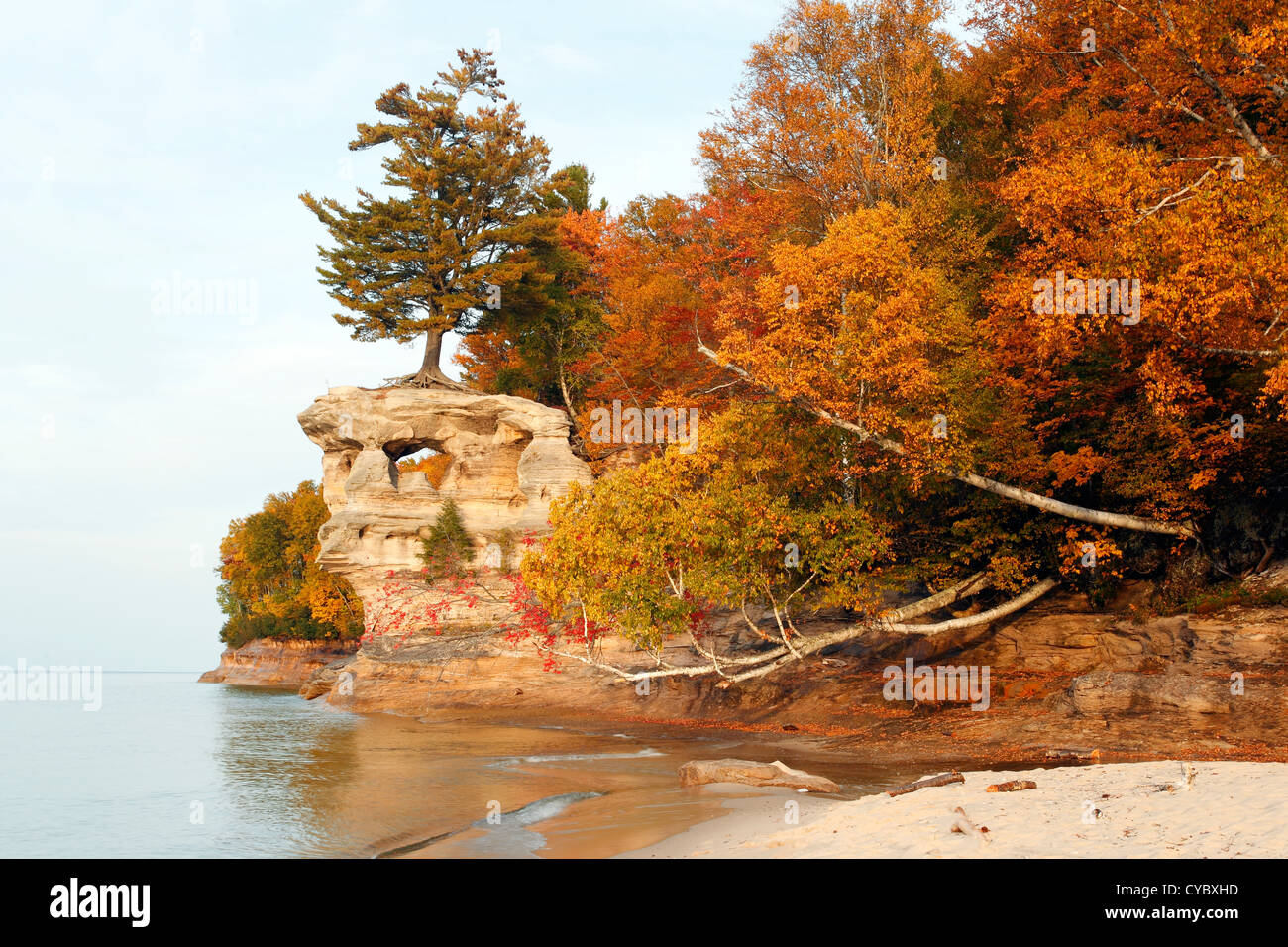 Acqua calma a cappella Rock presso il Pictured Rocks National Lakeshore, Michigan, Stati Uniti d'America Foto Stock