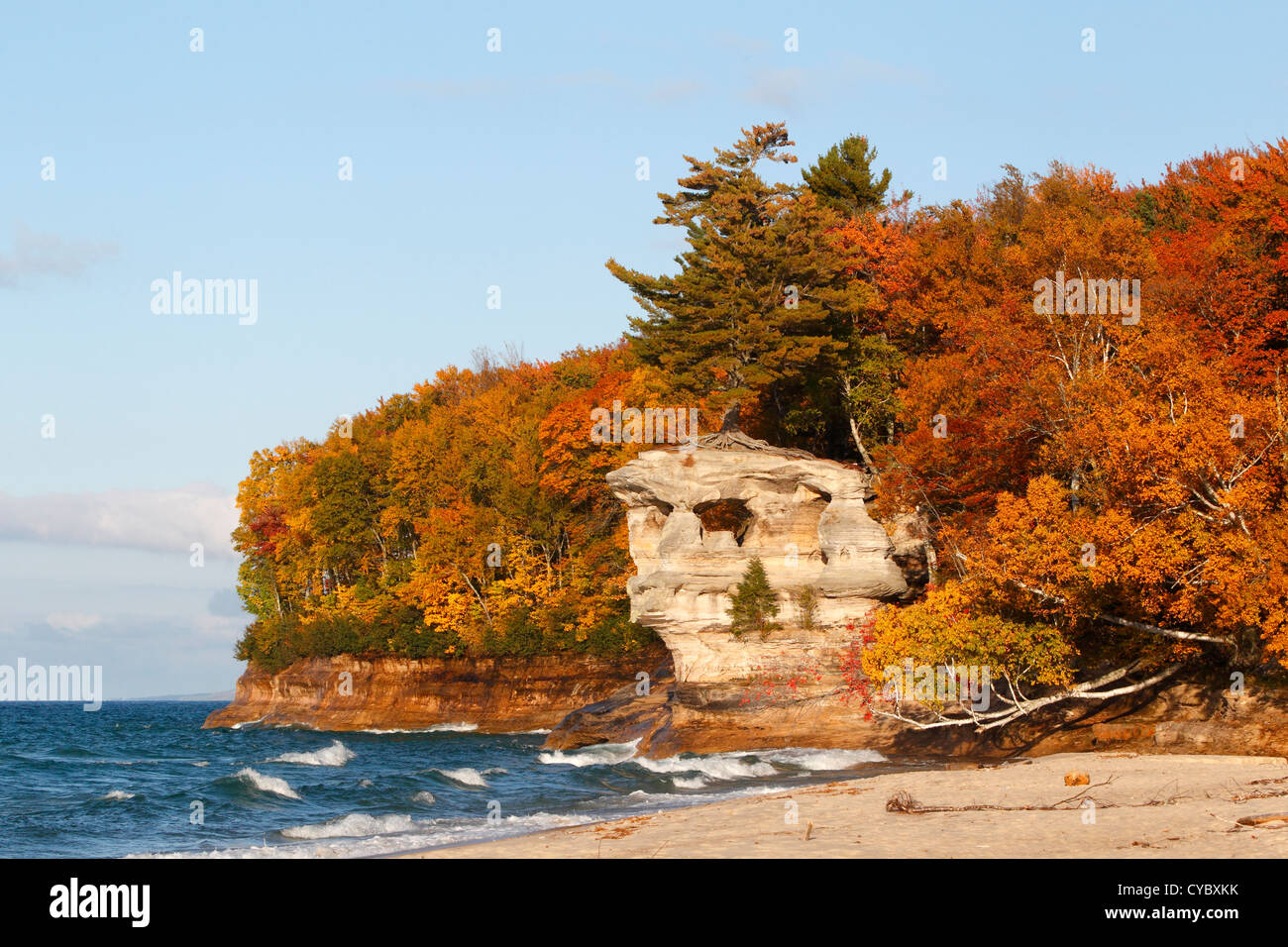 Cappella roccia circondato da Autunno a colori Pictured Rocks National Lakeshore, Michigan, Stati Uniti d'America Foto Stock