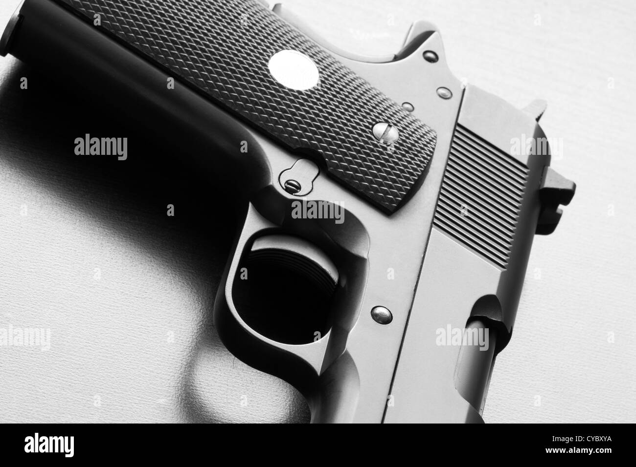 Le leggende di arma. Immagine in bianco e nero di 1911 serie pistola esercito su una superficie in legno di close-up. Studio shot. Foto Stock