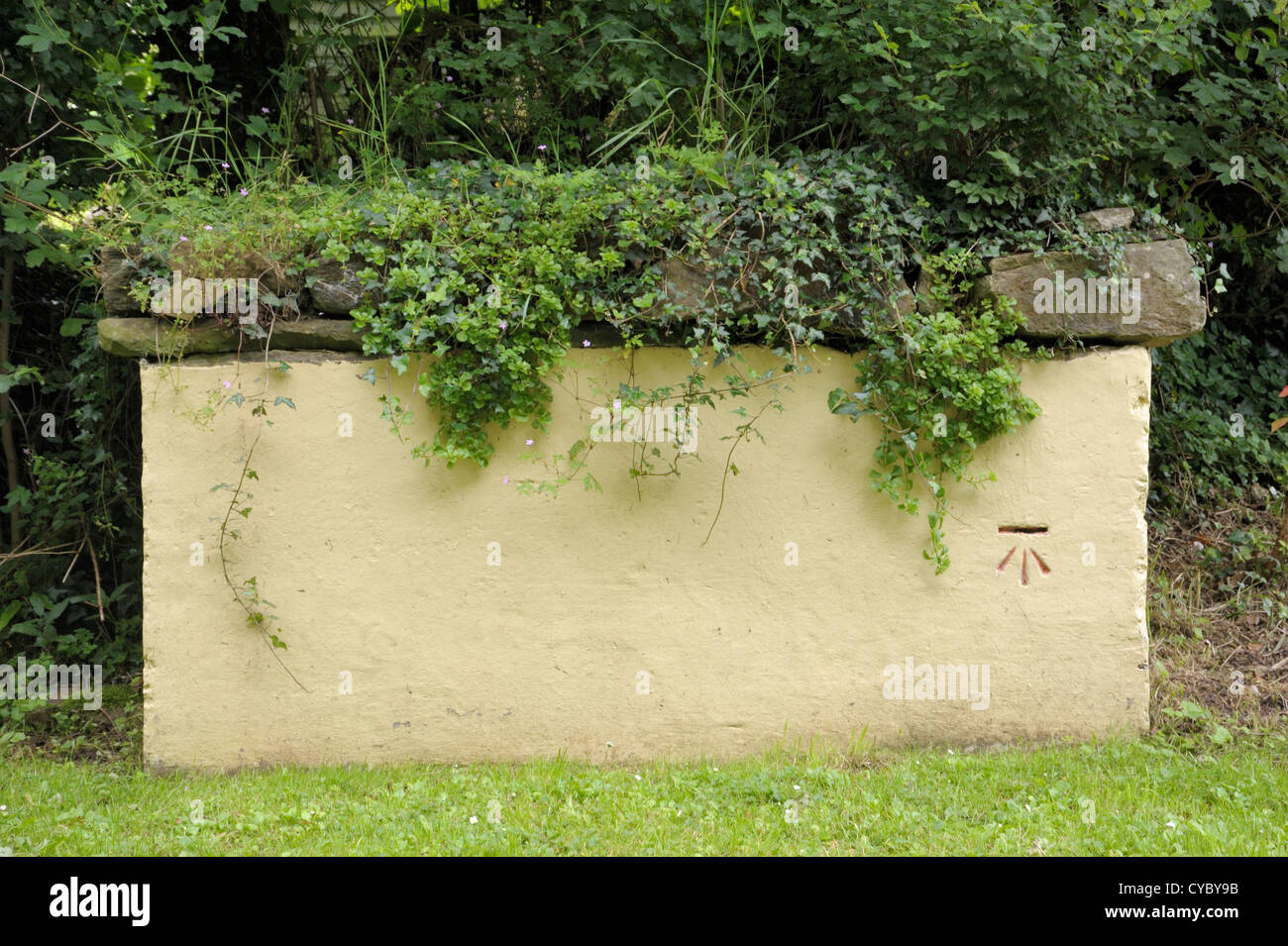 Vecchio bidone di latte Stand con Ordnance Survey Benchmark Foto Stock
