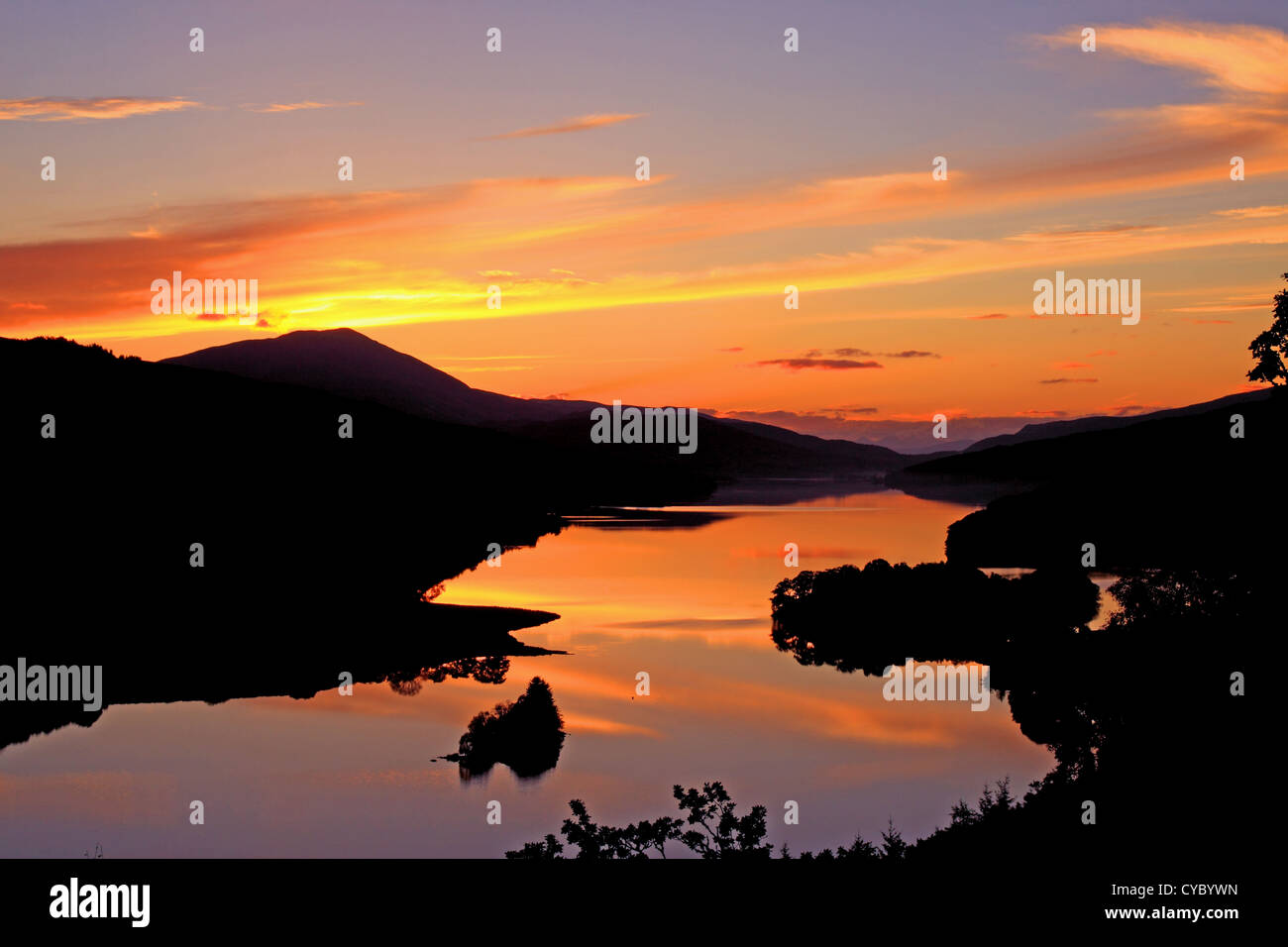 Regno Unito Scozia Tayside Perthshire Loch Tummel e montagna di Schiehallion da Queens View Foto Stock
