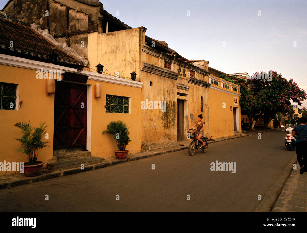 Edifici di Hoi An in Vietnam in estremo oriente Asia sudorientale. Architettura building street scene cultura storia Tramonto Tramonto wanderlust evasione travel Foto Stock