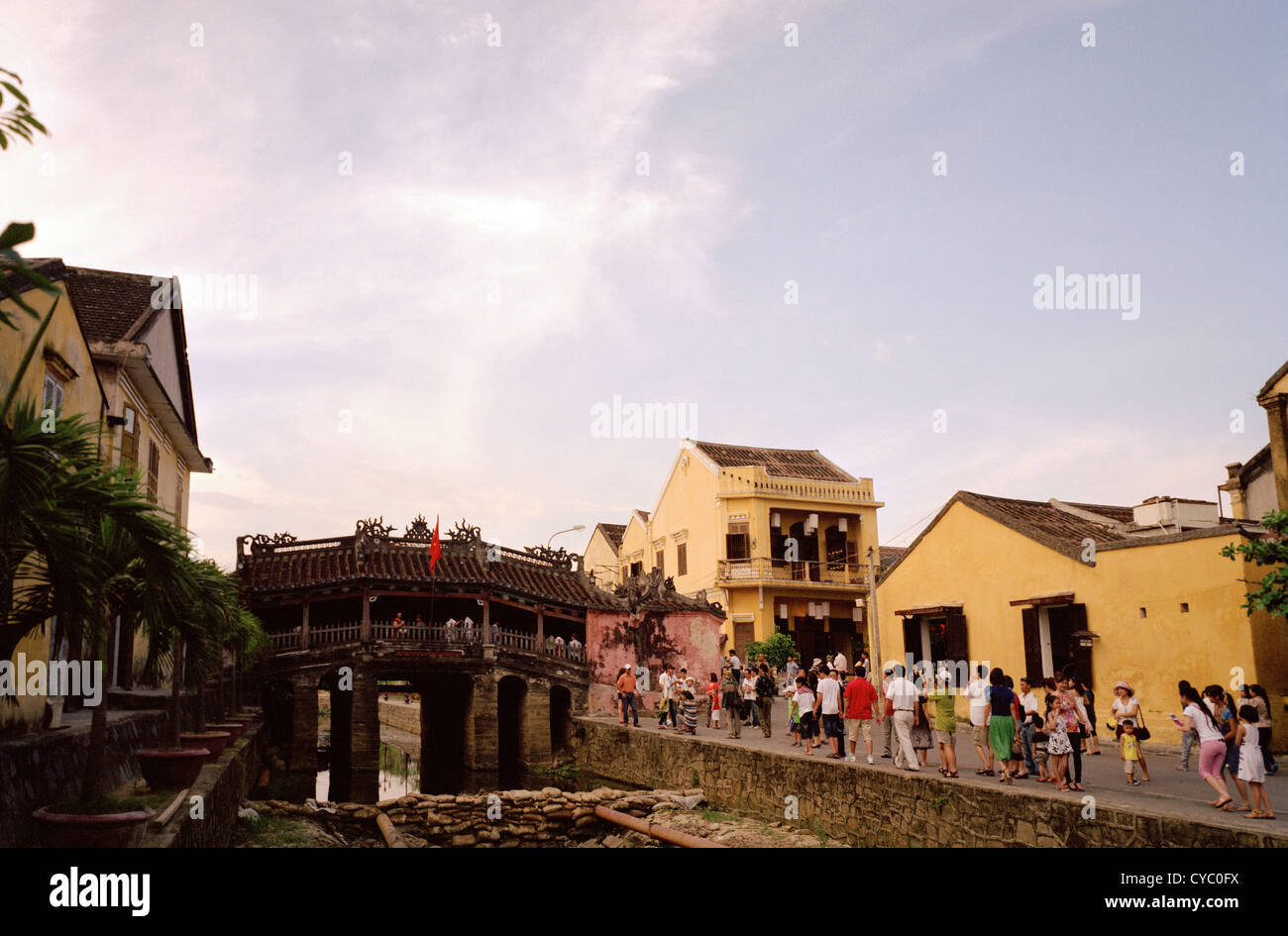 Ponte coperto giapponese in Hoi An in Vietnam in estremo oriente Asia sudorientale. città antica storia persone cultura suggestivo moody wanderlust travel Foto Stock