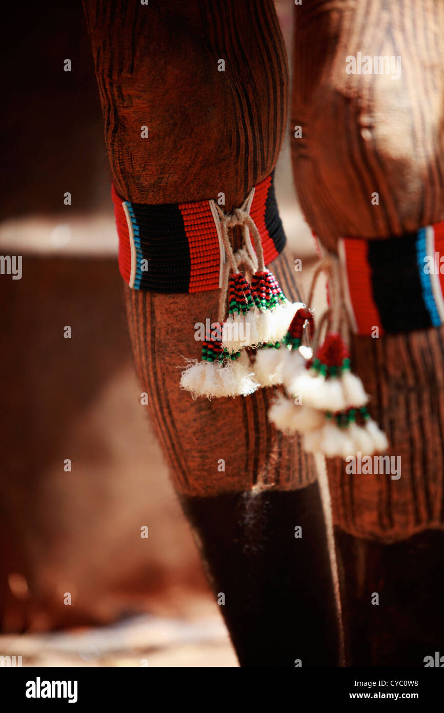 Le gambe di un tribal Hamar l'uomo. Foto Stock