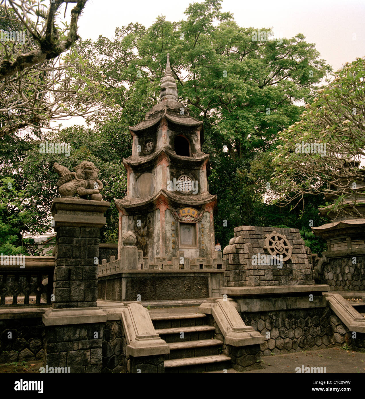 Bao quoc pagoda tempio buddista a hue vietnam in estremo oriente Asia sudorientale. buddismo antico edificio di architettura religione viaggi religiosi Foto Stock