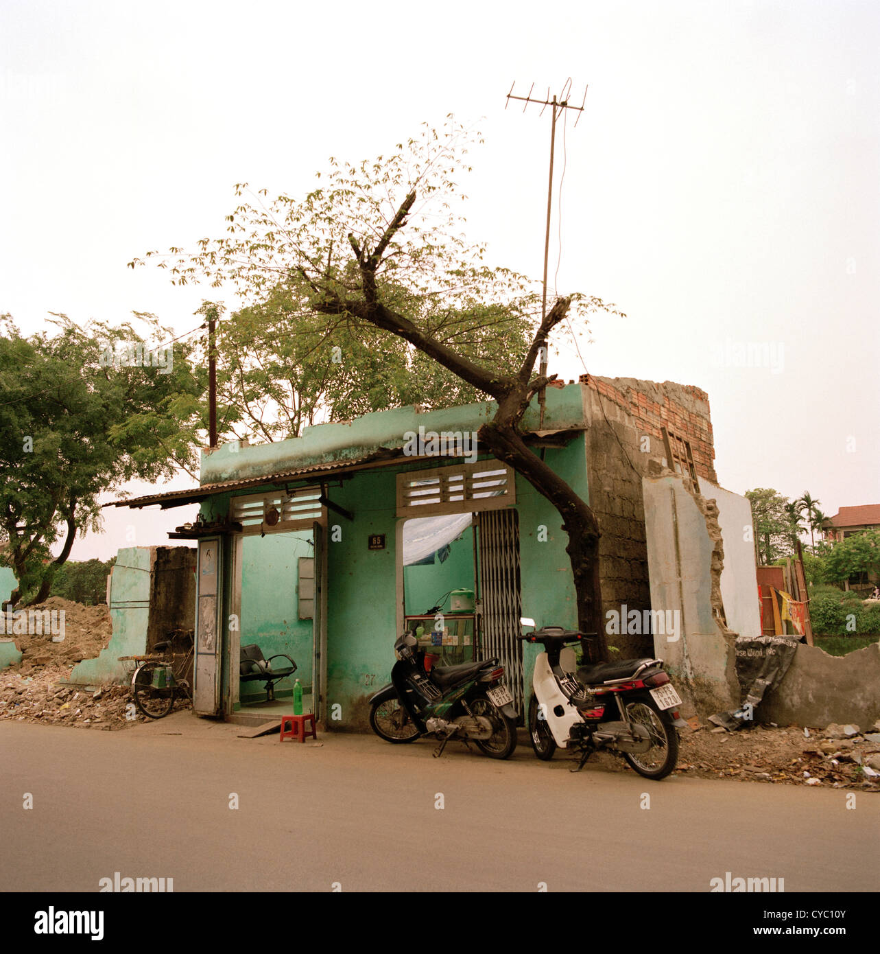 Fotografia documentaria - casa abbandonati a Hue in Vietnam nel sud-est asiatico in Estremo Oriente. Abbandono vetustà Foto Stock