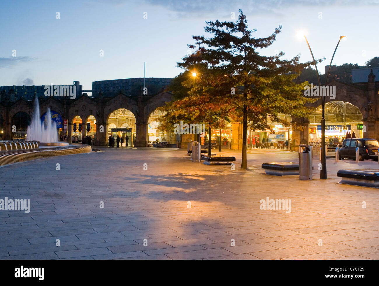 Un covone Square e Sheffield Midland Station - Sheffield, England, Regno Unito Foto Stock