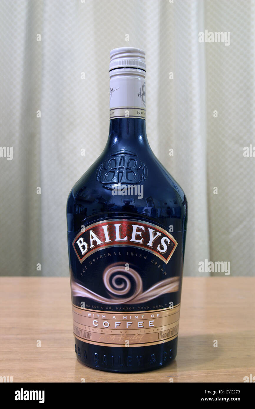 Una bottiglia di Baileys liquore Irish cream ( varietà di caffè ) Foto Stock