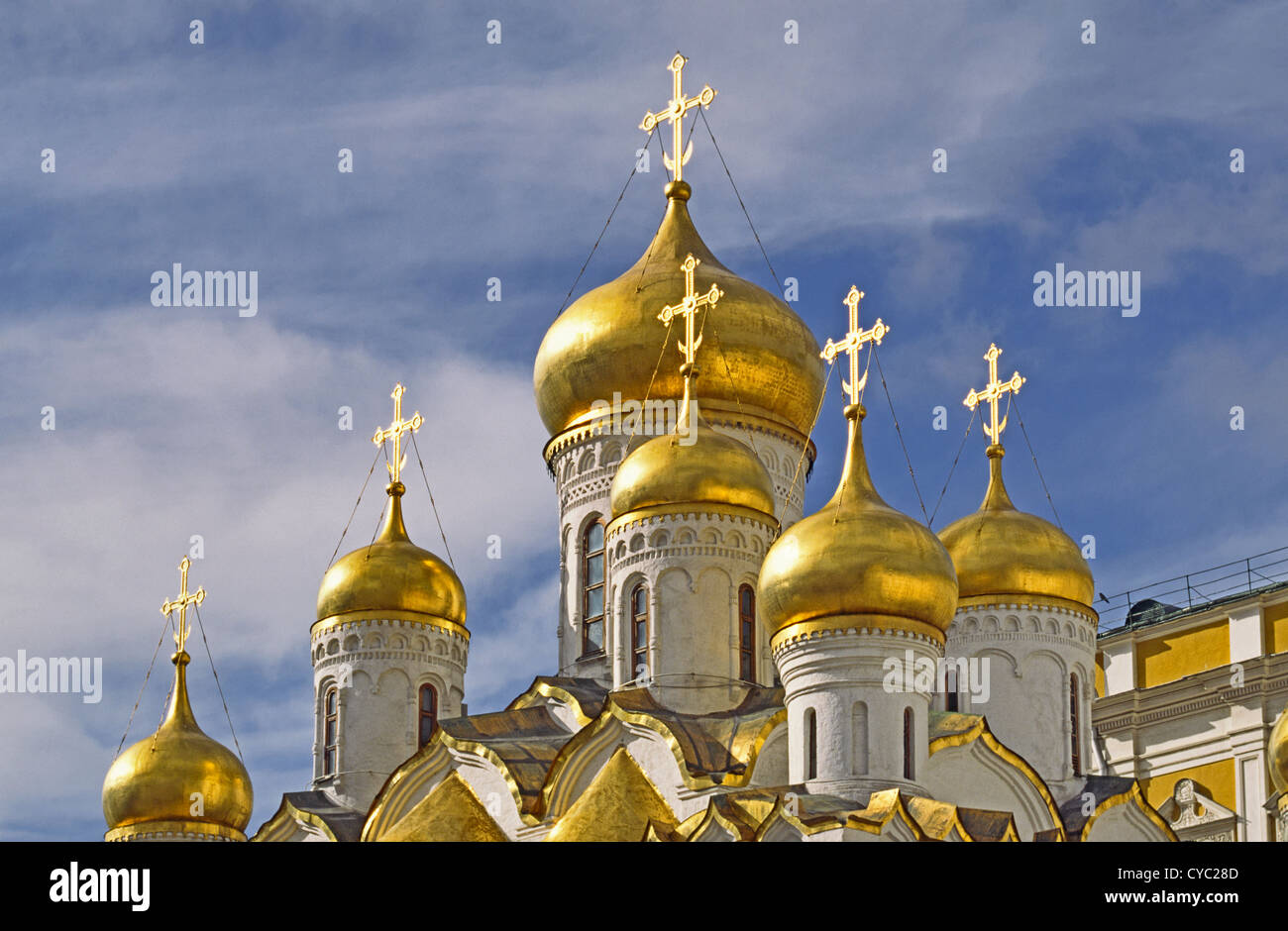 Cupole dorate a Cattedrale dell'Annunciazione (Blagoveshchenskiy sobor) presso il Cremlino di Mosca, Russia Foto Stock