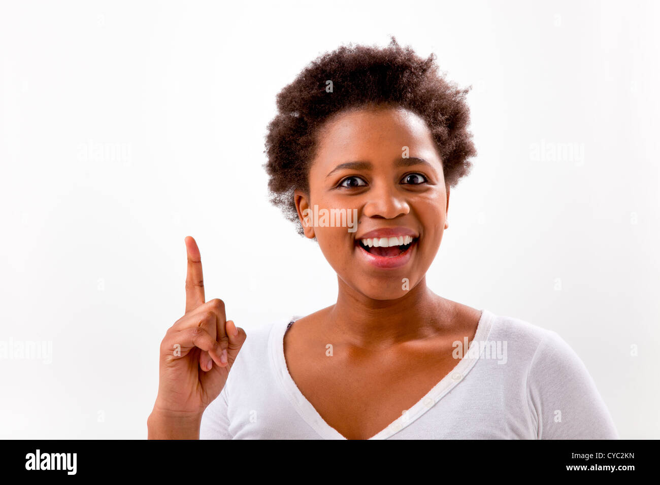 Bella donna africana con un'idea su un sfondo isolato Foto Stock