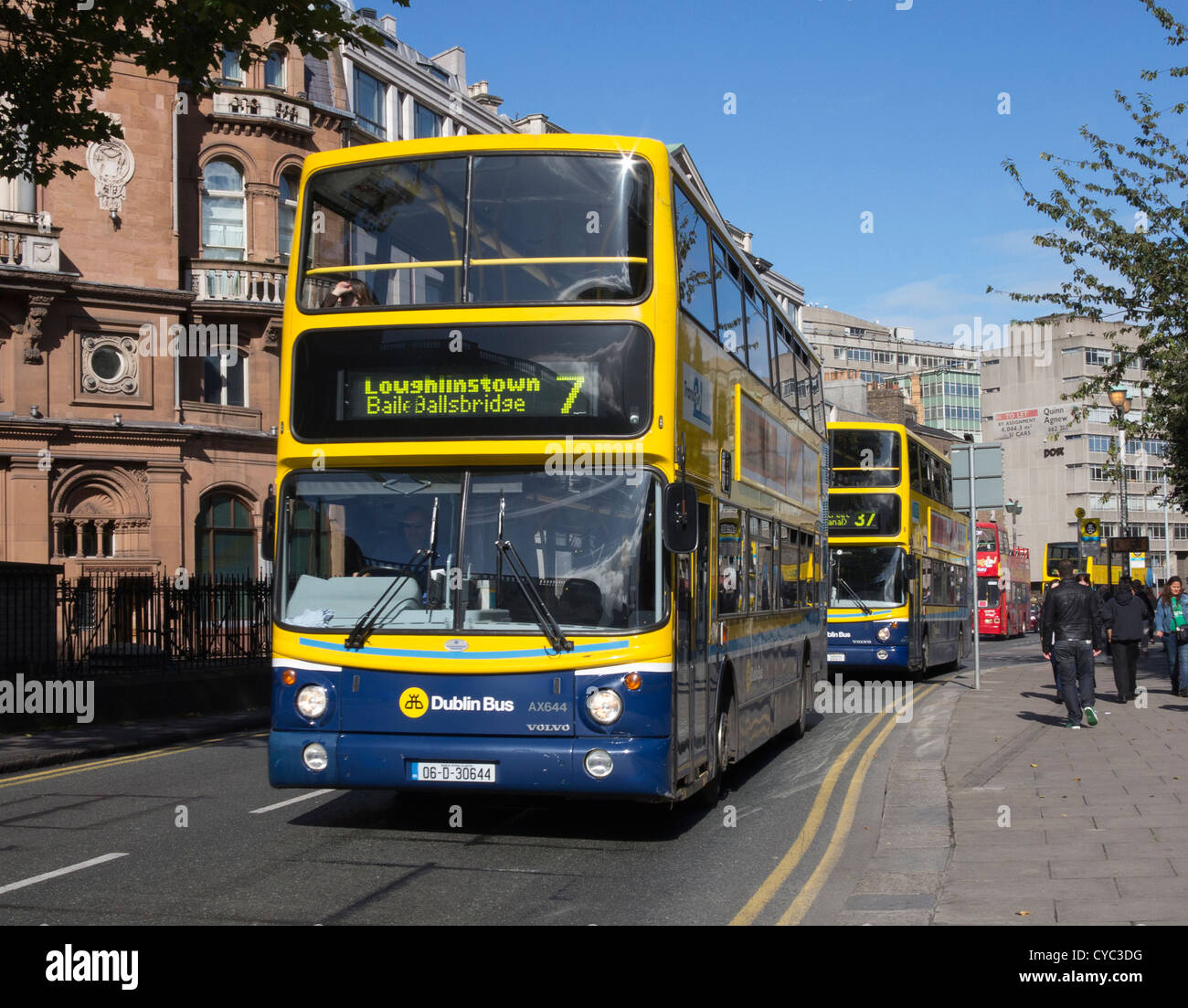 Fila di autobus di Dublino in un centro città street a Dublino, Irlanda Foto Stock