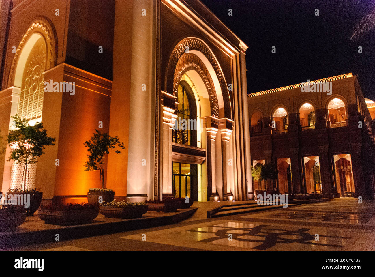 Al di fuori dell'Emirates Palace Hotel Abu Dhabi, di notte Foto Stock