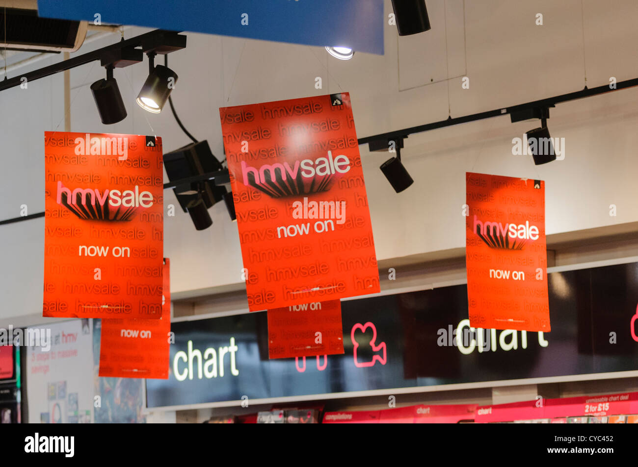 Insegne pubblicitarie una vendita all'interno di un negozio HMV Foto Stock
