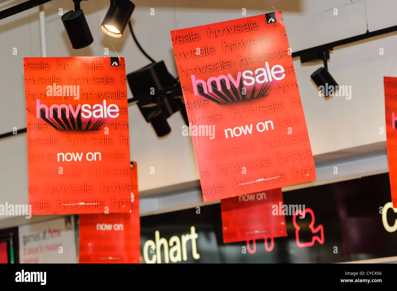Insegne pubblicitarie una vendita all'interno di un negozio HMV Foto Stock