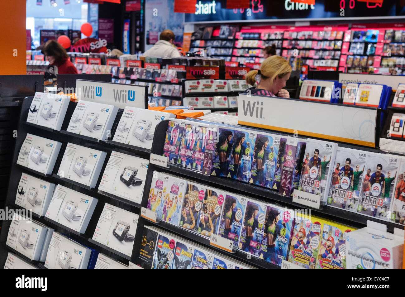 All'interno di un negozio HMV mostra scaffali di musica, DVD e giochi al computer con i clienti la navigazione Foto Stock