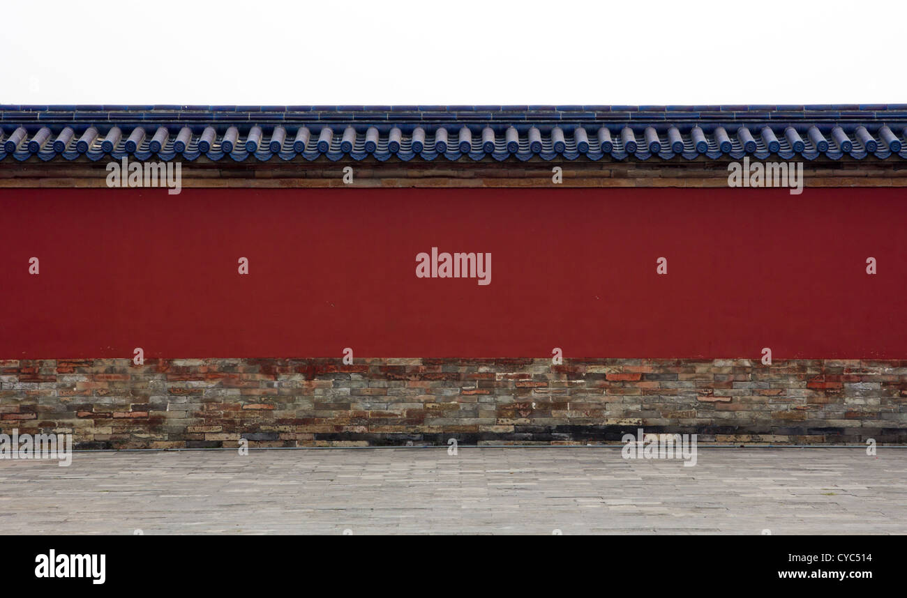 Parete rossa con tetto blu piastrelle attorno al complesso in Cina Foto Stock