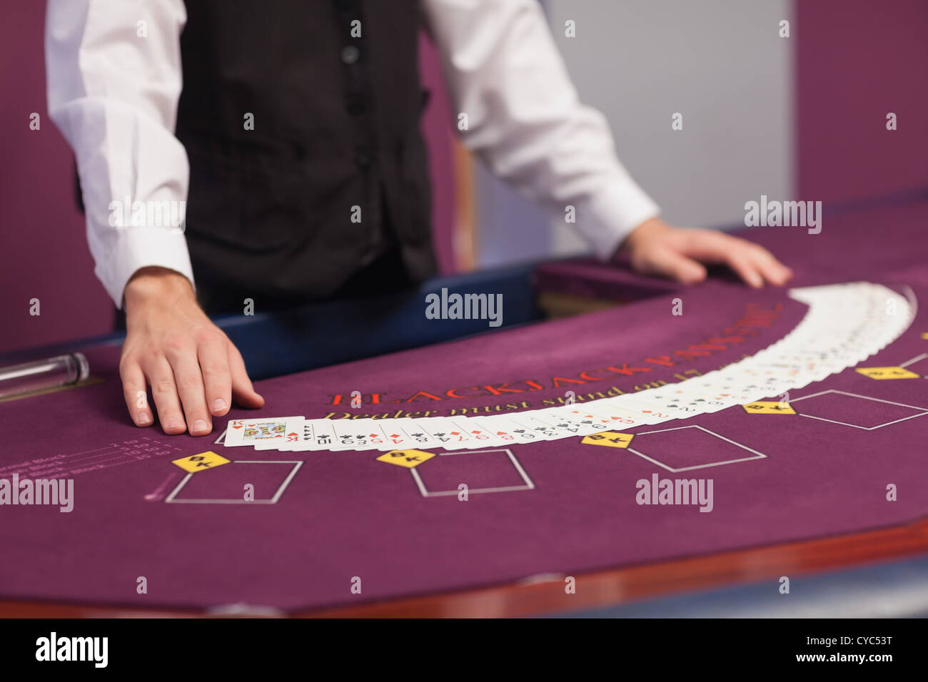 Uomo che trattano le carte in un casinò Foto Stock