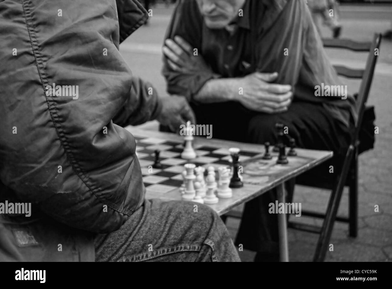 Due uomini giocare a scacchi su New York's Union Square. Foto Stock