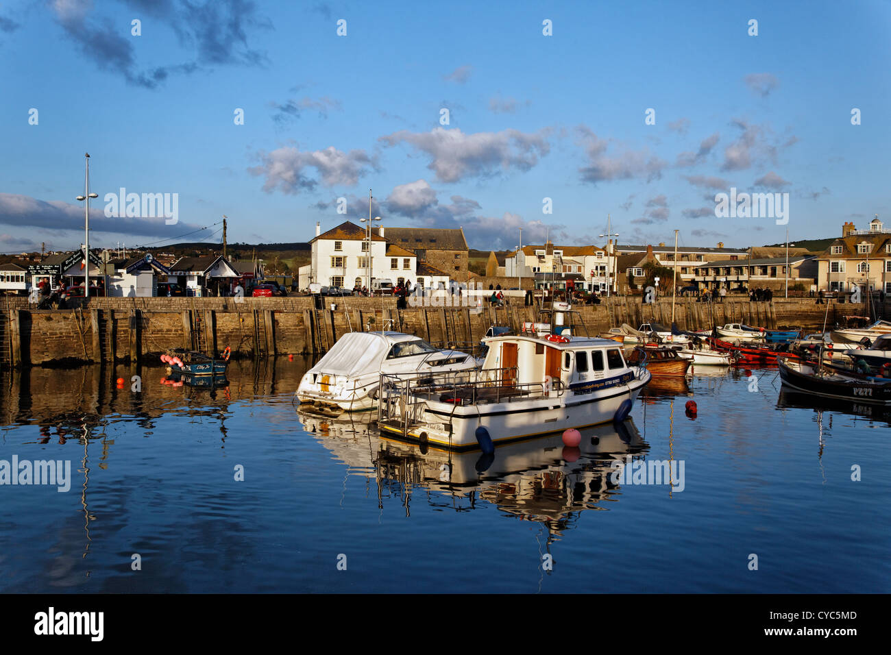 Barche ormeggiate in West Bay Harbor, Bridport, durante l'estate. West Bay, Dorset, Regno Unito Foto Stock