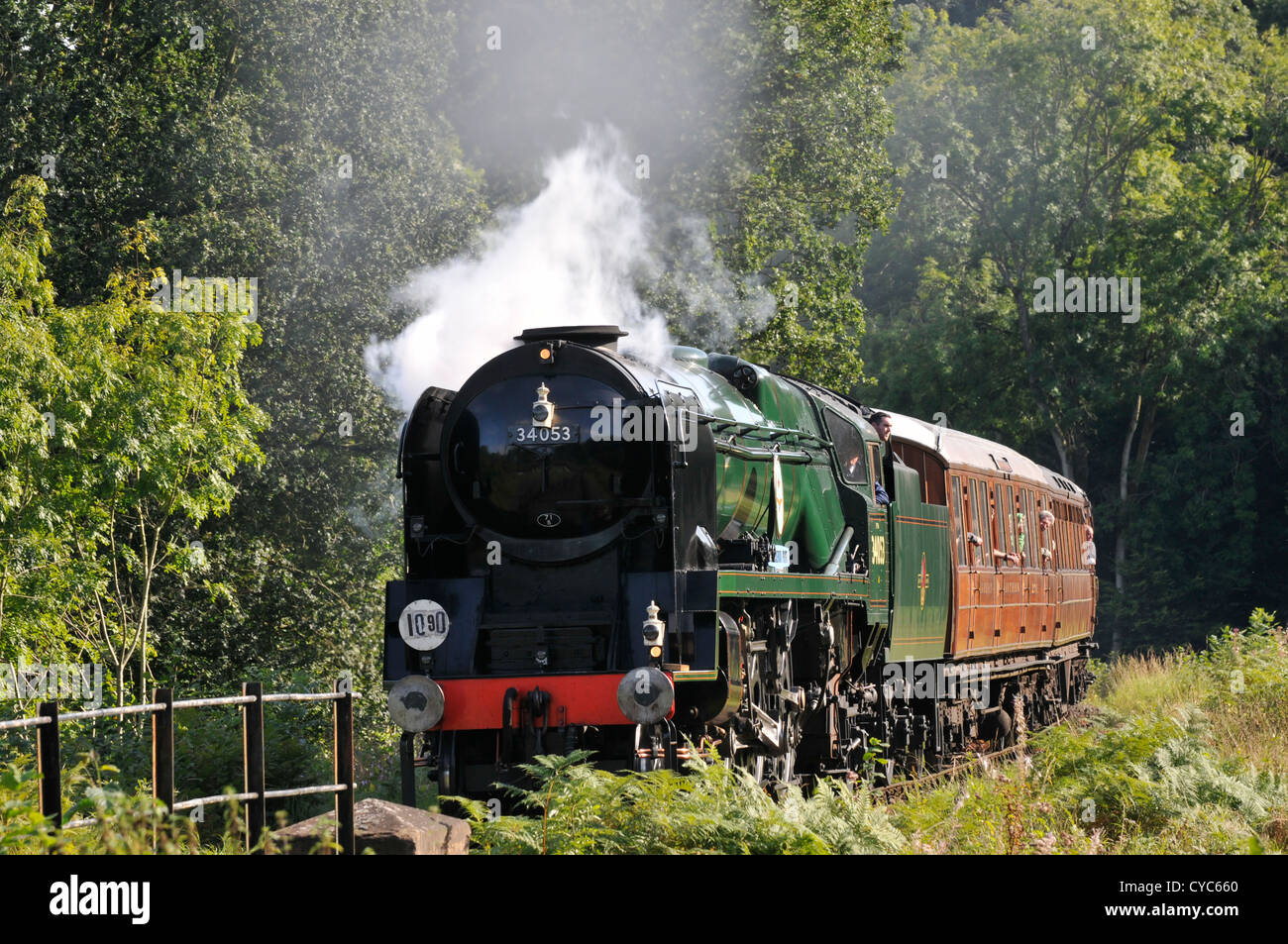 34053 Sir Keith Park avvicinando Highley stazione da Kidderminster durante la SVR autunno di Gala per settembre 2012 Foto Stock