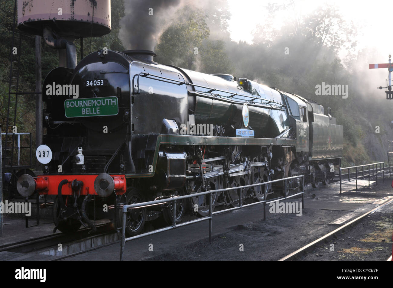 34053 Sir Keith Park permanente sulla roccia schierati nelle prime ore del mattino come essendo preparato per il lavoro in autunno di Gala per settembre 2012. Foto Stock