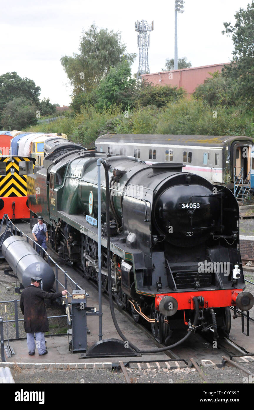 Sir Keith Park 34053 essendo attivata la piattaforma girevole a Kidderminster in Severn Valley Railway. Foto Stock