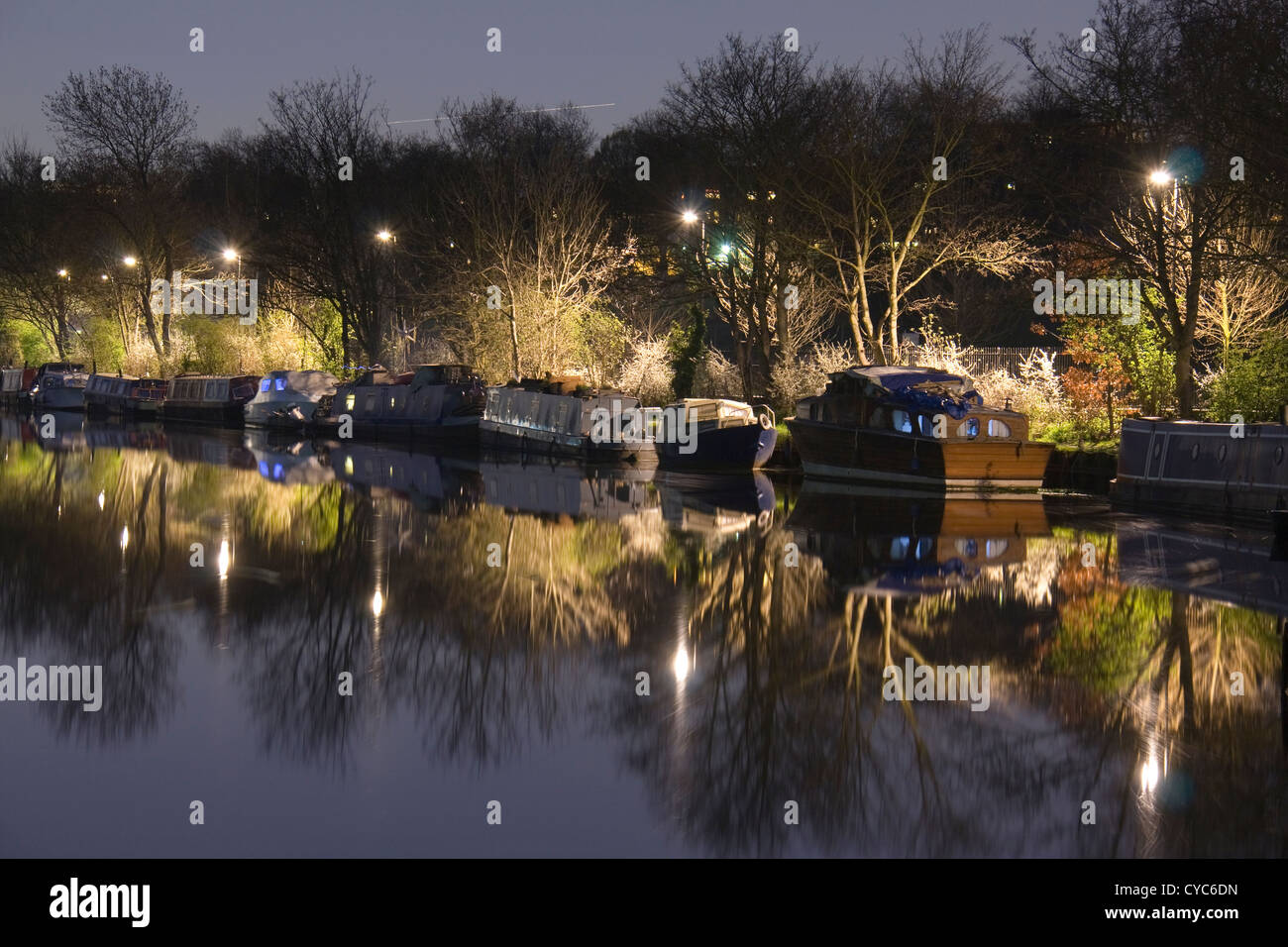 Battelli di notte a Springfield Lock sul fiume Lee, Londra, Regno Unito. Foto Stock