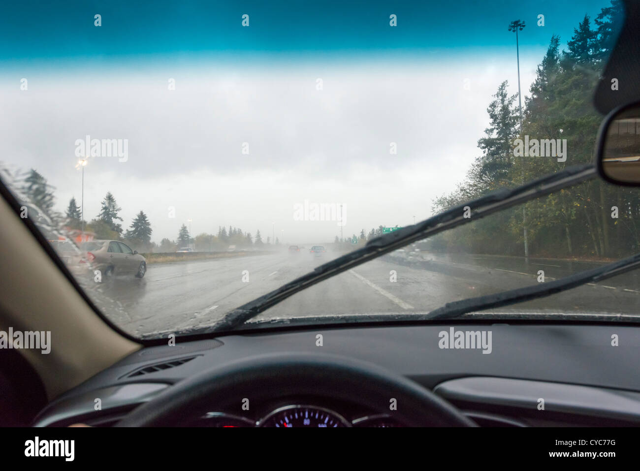 La guida su un interstate sotto una pioggia torrenziale, Washington, Stati Uniti d'America Foto Stock