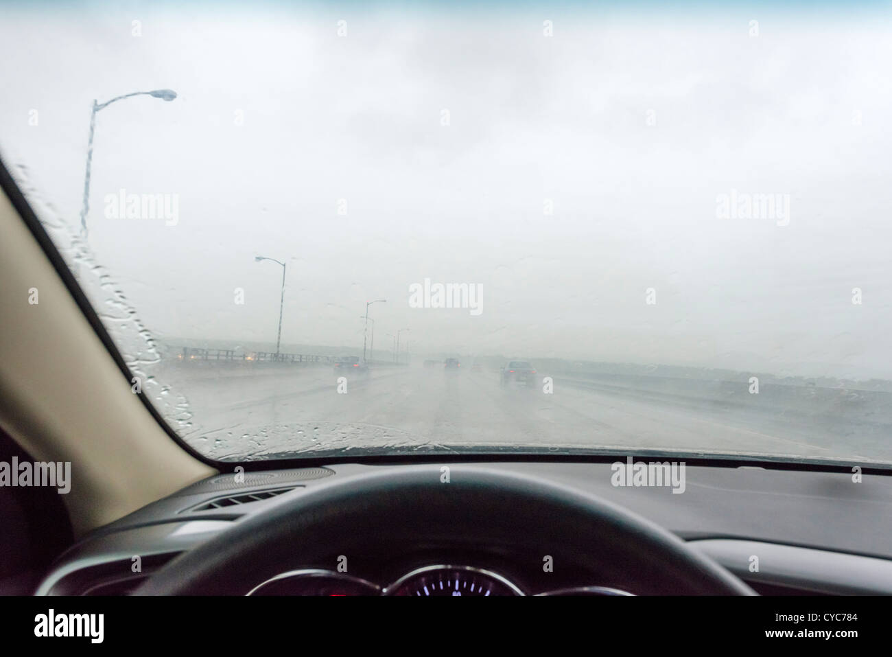 La guida su un interstate sotto una pioggia torrenziale, Washington, Stati Uniti d'America Foto Stock